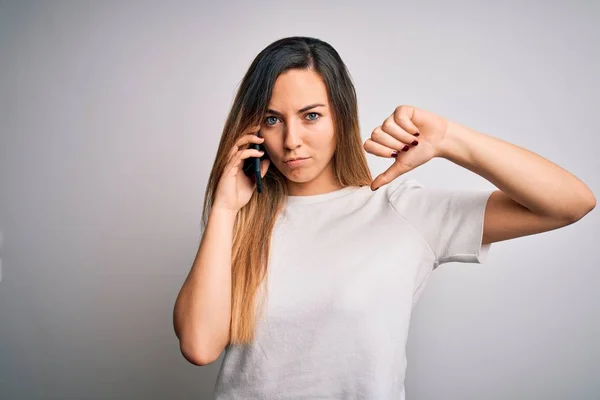 Jong Mooi Brunette Vrouw Het Hebben Van Gesprek Praten Smartphone — Stockfoto