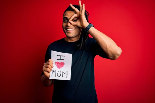 Joven Afroamericano Hombre Sosteniendo Amor Mamá Mensaje Papel Celebrando Madres — Foto de Stock