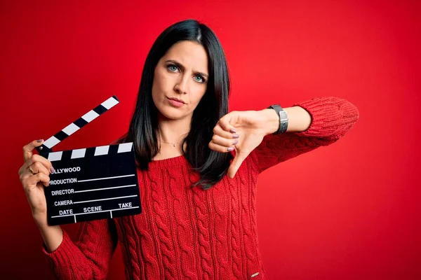 Giovane Regista Donna Con Gli Occhi Blu Fare Film Tenendo — Foto Stock