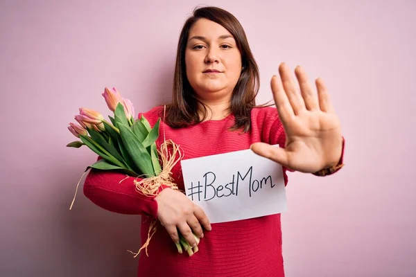 Beautiful Size Woman Celebrating Mothers Day Holding Message Bouquet Tulips — 스톡 사진