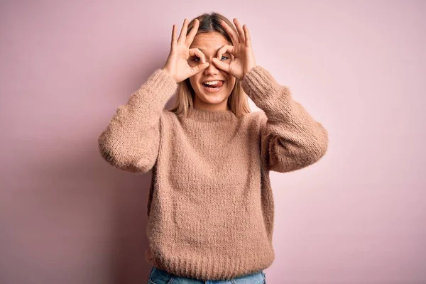 Mladá Krásná Blondýnka Zimním Vlněném Svetru Přes Růžové Izolované Pozadí — Stock fotografie