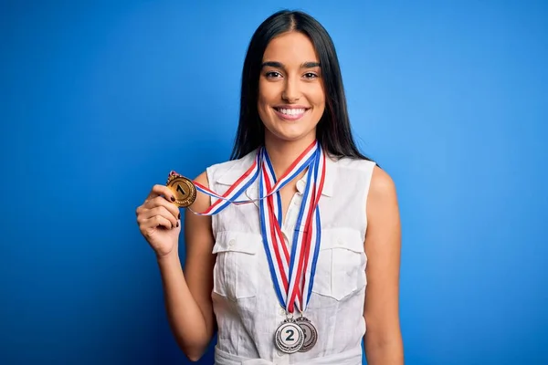 Νεαρή Όμορφη Μελαχρινή Γυναίκα Πρωταθλήτρια Στο Κερδίζει Μετάλλια Μπλε Φόντο — Φωτογραφία Αρχείου