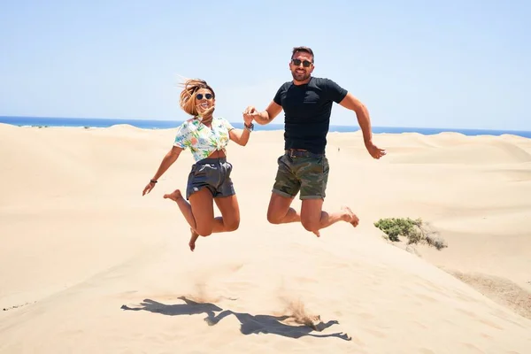 Giovane Bella Coppia Sorridente Felice Fiducioso Saltare Con Sorriso Sul — Foto Stock