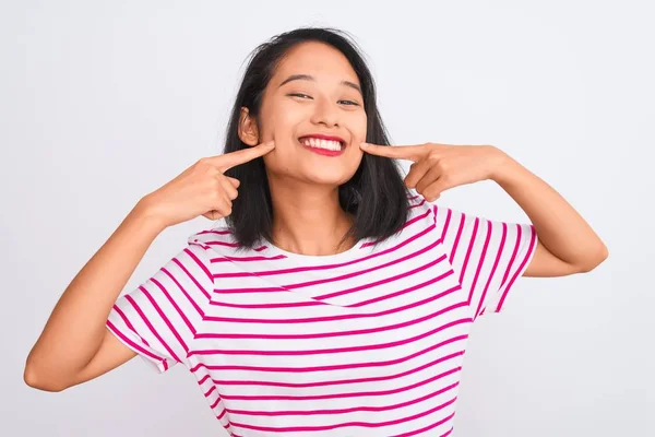 Joven Mujer China Con Camiseta Rayas Pie Sobre Fondo Blanco — Foto de Stock