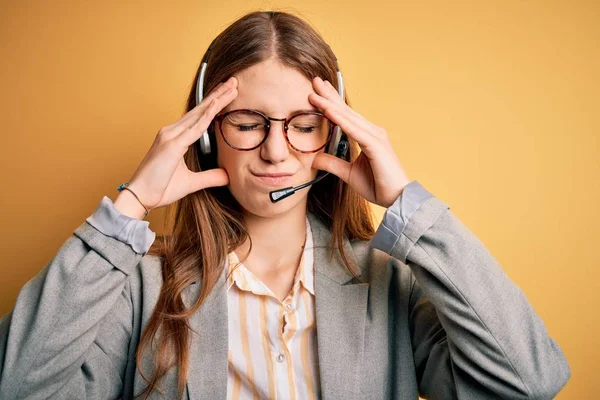 Junge Rothaarige Callcenter Agentin Überarbeitete Brille Mit Headset Leiden Unter — Stockfoto