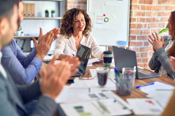 Grupo Trabajadores Negocios Sonriendo Felices Confiados Trabajando Juntos Con Sonrisa — Foto de Stock