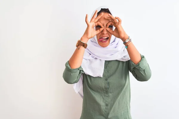 Mulher Árabe Bonita Nova Vestindo Hijab Muçulmano Tradicional Sobre Fundo — Fotografia de Stock
