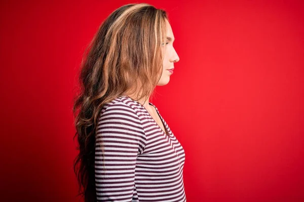 Jonge Mooie Blonde Vrouw Dragen Casual Gestreepte Shirt Geïsoleerde Rode — Stockfoto