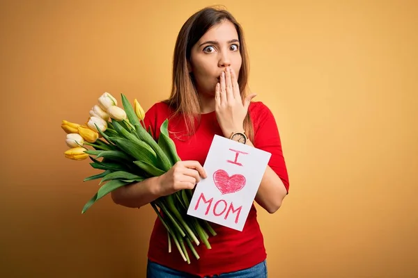 Hermosa Mujer Sosteniendo Papel Con Amor Mamá Mensaje Tulipanes Celebrando — Foto de Stock