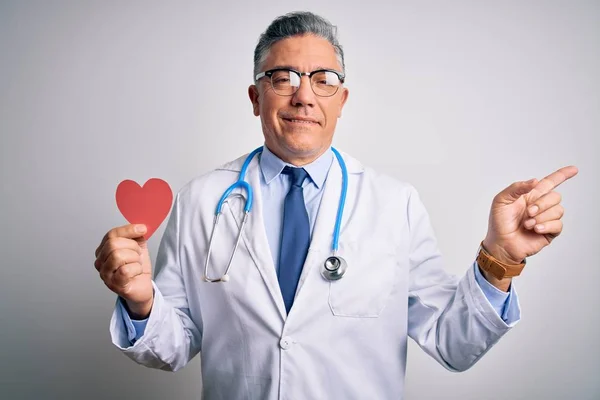 Mediana Edad Guapo Gris Pelo Médico Hombre Sosteniendo Corazón Papel — Foto de Stock