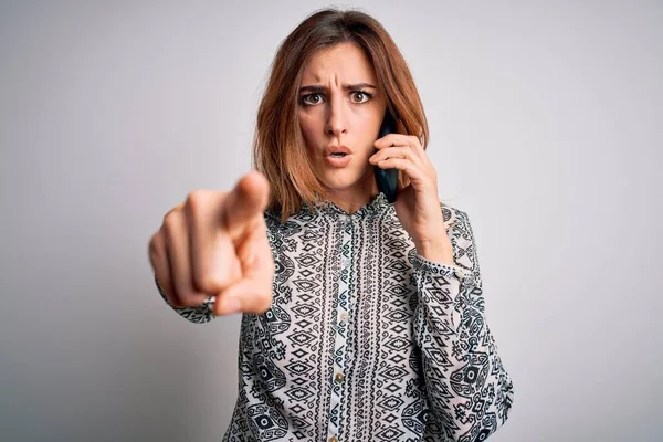 Young Beautiful Brunette Woman Having Conversation Talking Smartphone Pointing Finger — Stok fotoğraf