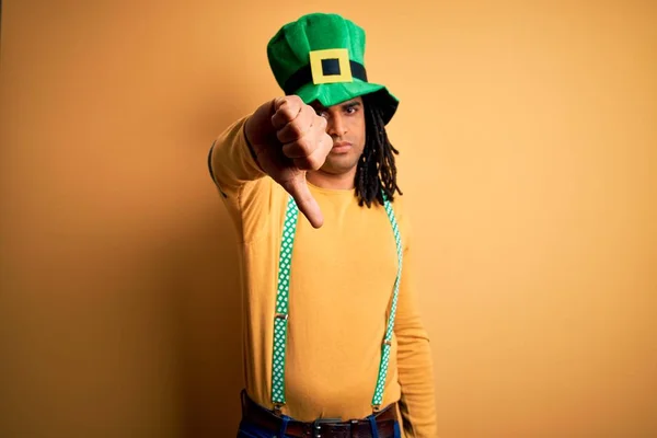 Jovem Afro Americano Vestindo Chapéu Verde Celebrando Dia Santo Patricks — Fotografia de Stock