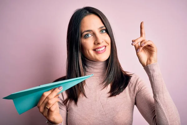 Fiatal Kék Szemekkel Tartó Papír Repülőgép Felett Áll Elszigetelt Rózsaszín — Stock Fotó