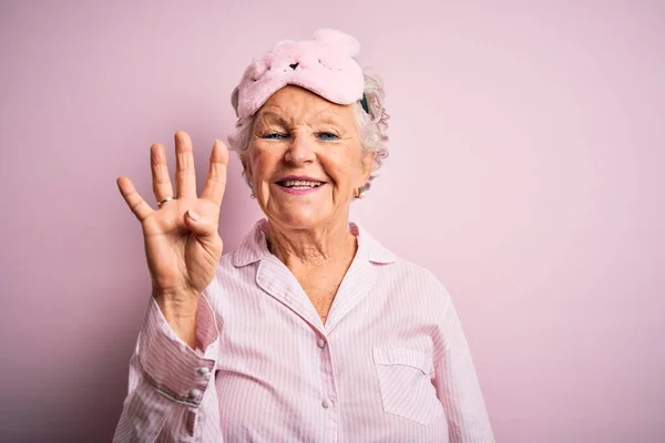 Старшая Красивая Женщина Маске Сна Пижаме Изолированном Розовом Фоне Показывая — стоковое фото