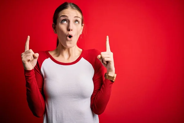 Junge Schöne Rothaarige Frau Lässigem Shirt Über Isoliertem Rotem Hintergrund — Stockfoto