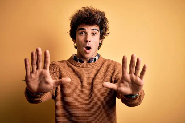 Joven Hombre Guapo Con Camisa Casual Suéter Sobre Fondo Amarillo —  Fotos de Stock