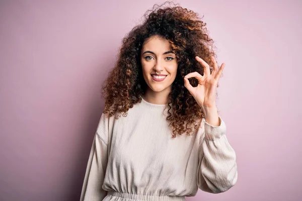 Hermosa Mujer Con Pelo Rizado Piercing Usando Suéter Casual Sobre —  Fotos de Stock