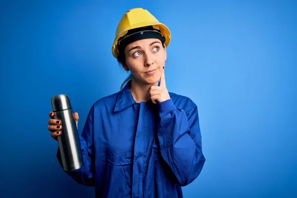 Young Beautiful Brunette Worker Woman Wearing Safety Helmet Holding Thermo — 图库照片