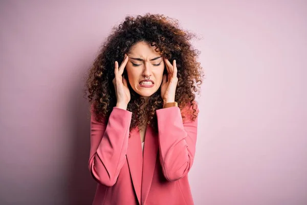 Junge Schöne Geschäftsfrau Mit Lockigem Haar Und Piercing Trägt Elegante — Stockfoto