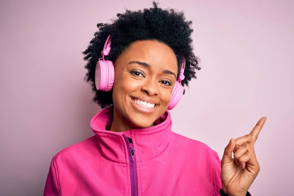 Ung Afroamerikansk Afro Kvinna Med Lockigt Hår Lyssnar Musik Med — Stockfoto
