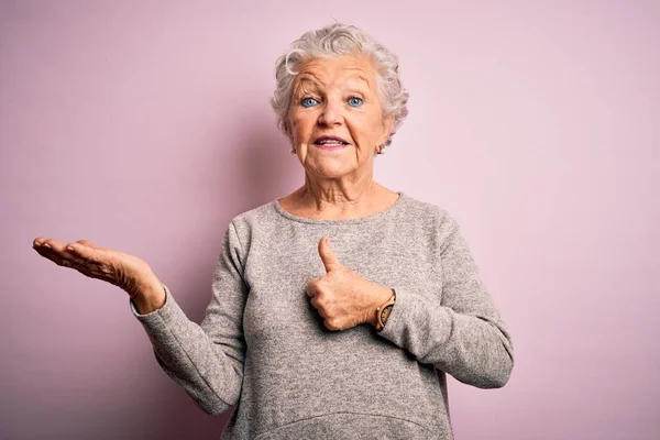 Senior Beautiful Woman Wearing Casual Shirt Standing Isolated Pink Background — Stock Photo, Image