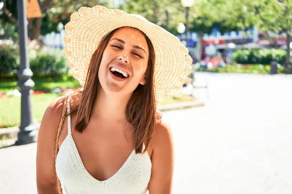 Молода Красива Жінка Посміхається Щасливою Ходою Міських Вулицях Сонячний День — стокове фото