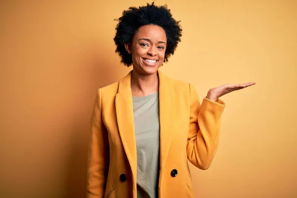 Ung Vacker Afroamerikansk Afro Affärskvinna Med Lockigt Hår Bär Gul — Stockfoto