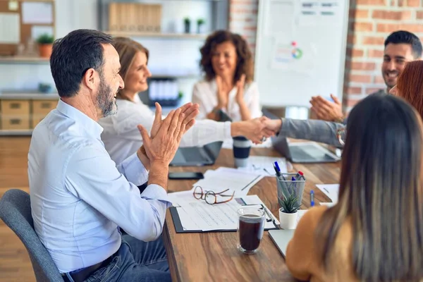 Grupo Trabajadores Negocios Sonriendo Felices Confiados Trabajando Juntos Con Sonrisa — Foto de Stock