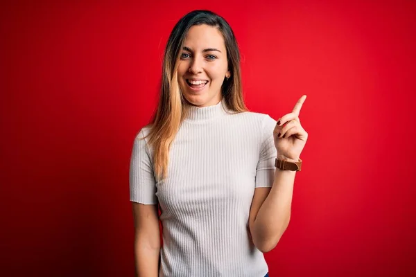 Mulher Loira Bonita Com Olhos Azuis Vestindo Shirt Branca Casual — Fotografia de Stock