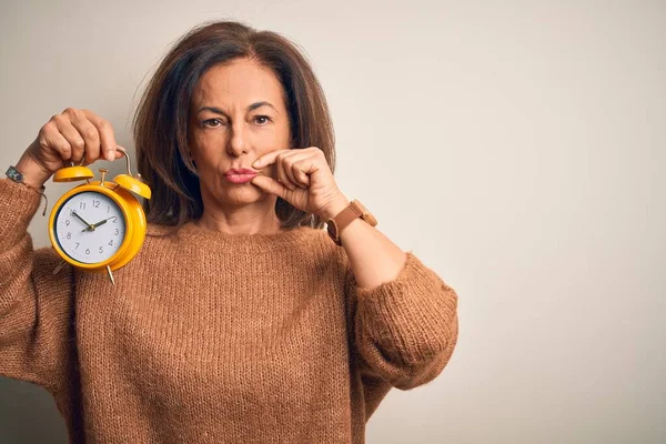 Brünette Frau Mittleren Alters Hält Klassischen Wecker Über Isoliertem Hintergrund — Stockfoto