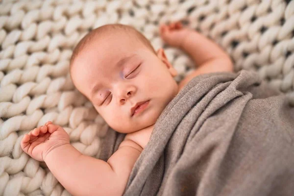 Schattige Baby Liggend Bank Deken Thuis Pasgeboren Ontspannen Slapen Comfortabel — Stockfoto