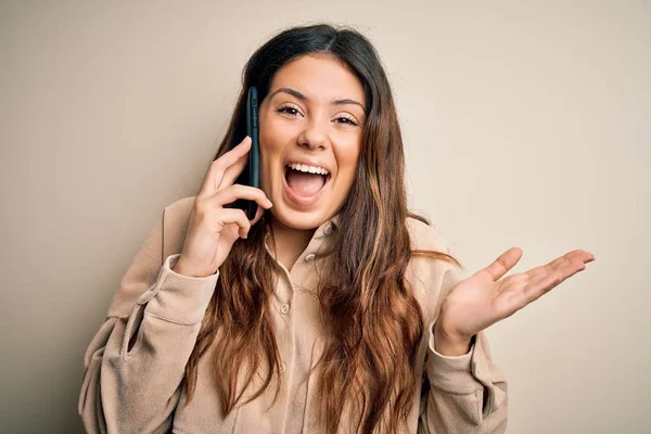 Junge Schöne Brünette Frau Unterhält Sich Auf Dem Smartphone Sehr — Stockfoto