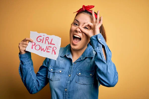 Młoda Piękna Kobieta Trzyma Papier Dziewczyną Power Message Yellow Background — Zdjęcie stockowe