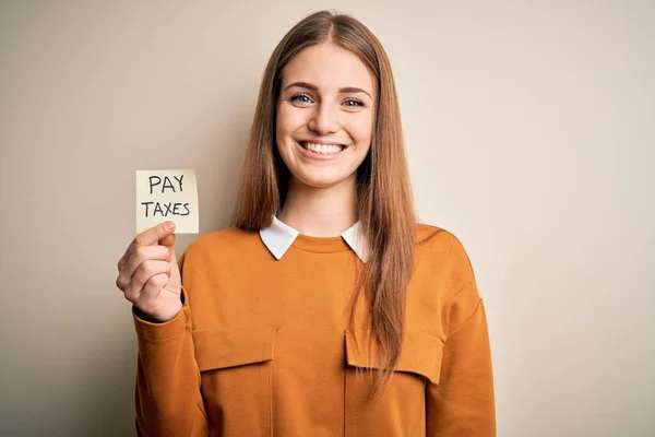 Joven Mujer Rubia Hermosa Sosteniendo Pagar Impuestos Para Recordar Gobierno —  Fotos de Stock