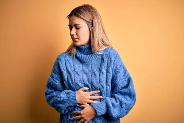 Young Beautiful Blonde Woman Wearing Turtleneck Sweater Yellow Isolated Background — Stok fotoğraf