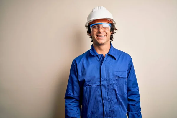 Ung Konstruktör Man Bär Uniform Och Säkerhetshjälm Över Isolerad Vit — Stockfoto