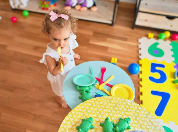 Hermoso Bebé Caucásico Jugando Con Juguetes Colorida Sala Juegos Cocina —  Fotos de Stock