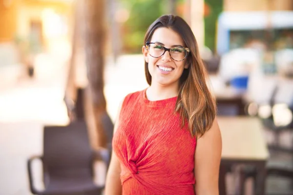 Joven Chica Hermosa Sonriendo Feliz Segura Caminar Parque Ciudad Pie — Foto de Stock