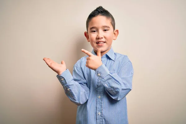Niño Pequeño Con Una Camisa Elegante Pie Sobre Fondo Aislado — Foto de Stock