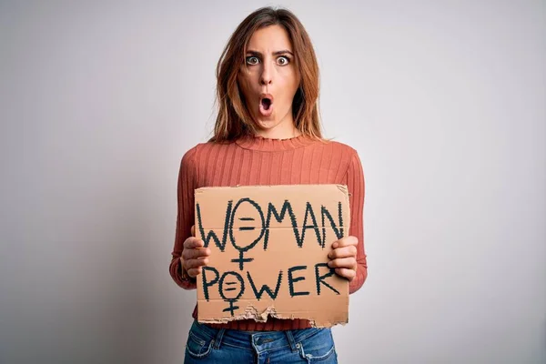 Joven Mujer Activista Hermosa Pidiendo Cambio Sosteniendo Pancarta Con Mensaje —  Fotos de Stock