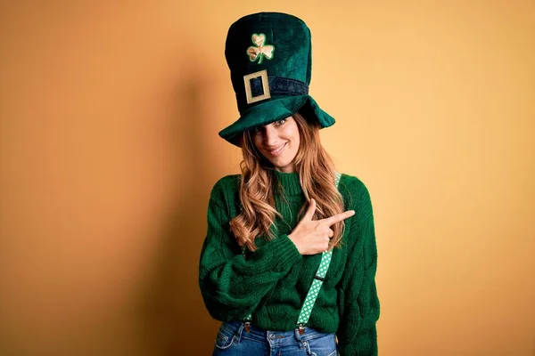 Belle Femme Brune Portant Chapeau Vert Avec Trèfle Célébrant Saint — Photo