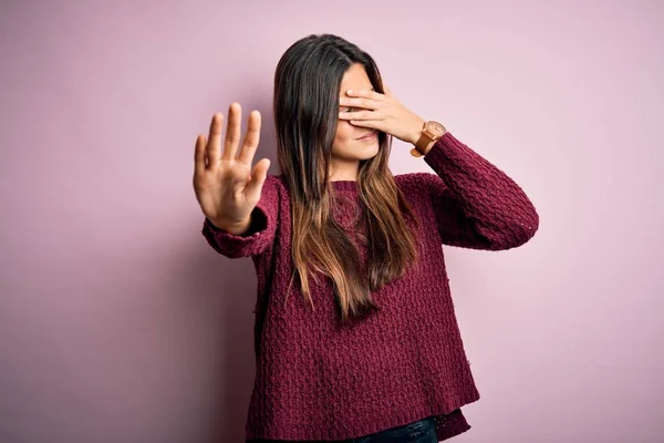 Menina Bonita Nova Vestindo Camisola Casual Sobre Fundo Rosa Isolado — Fotografia de Stock