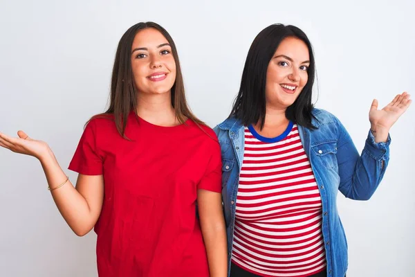 Junge Schöne Frauen Lässiger Kleidung Stehen Vor Isoliertem Weißen Hintergrund — Stockfoto