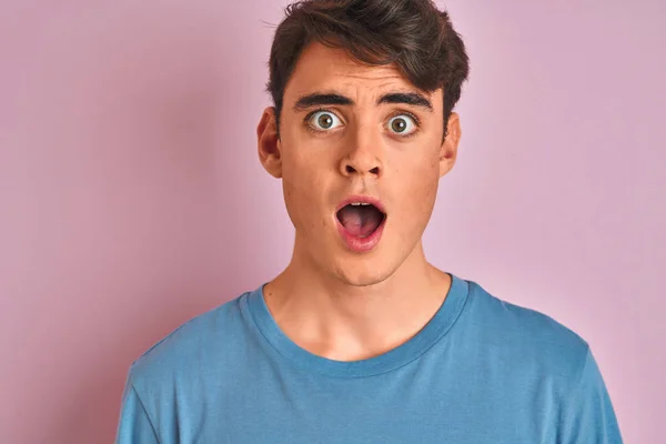 Niño Adolescente Con Camiseta Casual Pie Sobre Fondo Azul Aislado —  Fotos de Stock