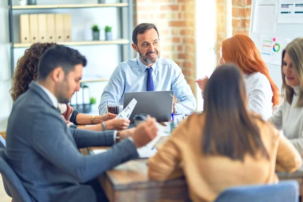 Grupo Trabajadores Empresariales Que Trabajan Juntos Sentado Escritorio Usando Documentos — Foto de Stock