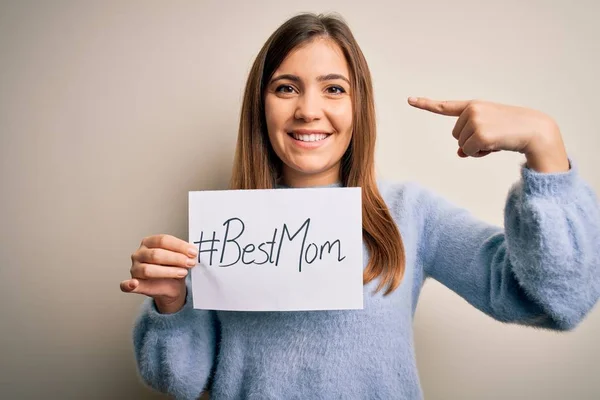 Young Beautiful Woman Holding Paper Best Mom Message Celebrating Mothers — Stock Photo, Image