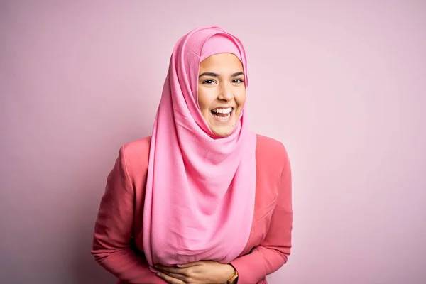 Junges Schönes Mädchen Mit Muslimischem Hijab Das Vor Isoliertem Rosa — Stockfoto