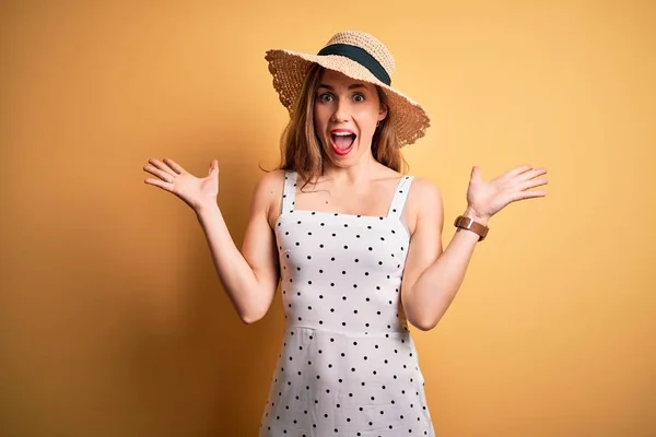 Young Beautiful Blonde Woman Vacation Wearing Summer Hat Yellow Background — 스톡 사진