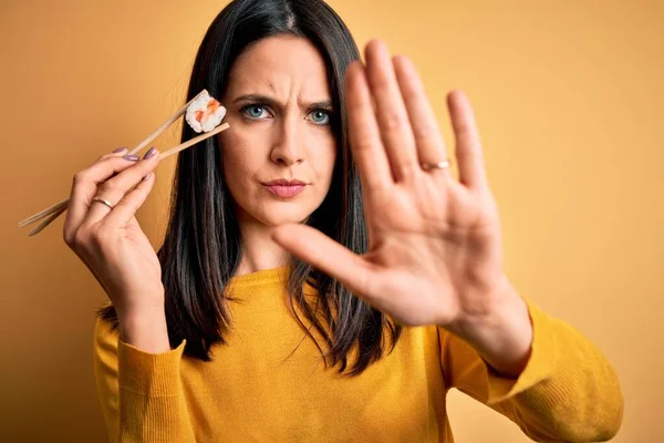 Jonge Brunette Vrouw Met Blauwe Ogen Eten Zalm Maki Sushi — Stockfoto