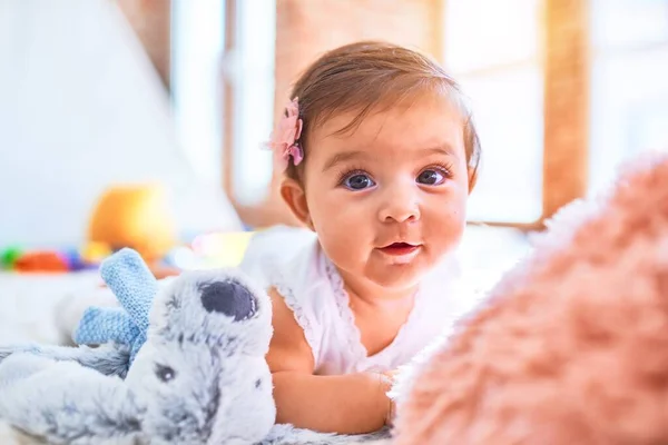 Schöner Säugling Freut Sich Kindergarten Über Buntes Spielzeug — Stockfoto